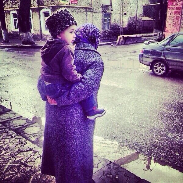 — Бабушки и дедушки - это одни из самых.драгоценных людей в нашей жизни.Никогда о них не забывайте.