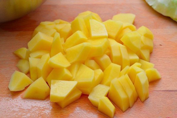 Украинский борщ.Ингредиенты:Мясо свиное — 700 гСвёкла — 2 шт.Картофель — 6 шт.Капуста белокочанная — ... - 4