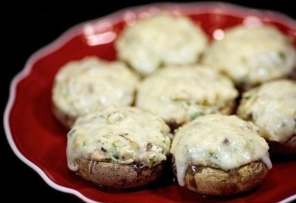 Шампиньоны с курицей и сыром. Ингредиенты: 500 г куриного филе 60 г феты 10 больших свежих ...