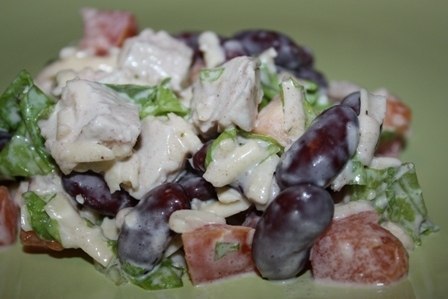 Салат с курицей и фасолью.Вкусненько! Особенно приятно то, что все ингредиенты не надо готовить, ...