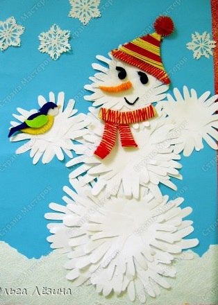 СНЕГОВИК ИЗ ЛАДОШЕК.#Новый_год_2017@roditeli_iДошкольники могут самостоятельно обвести свои ладошки ...