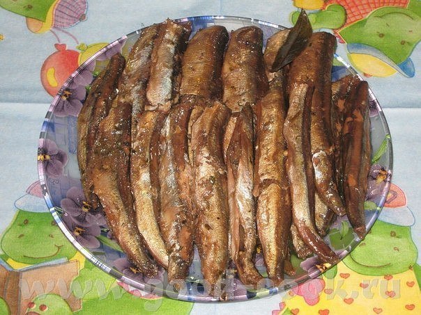Скажу сразу, по вкусу получается ну ни капли не отличимо от магазинных шпрот. 1 кг рыбы (килька, ...