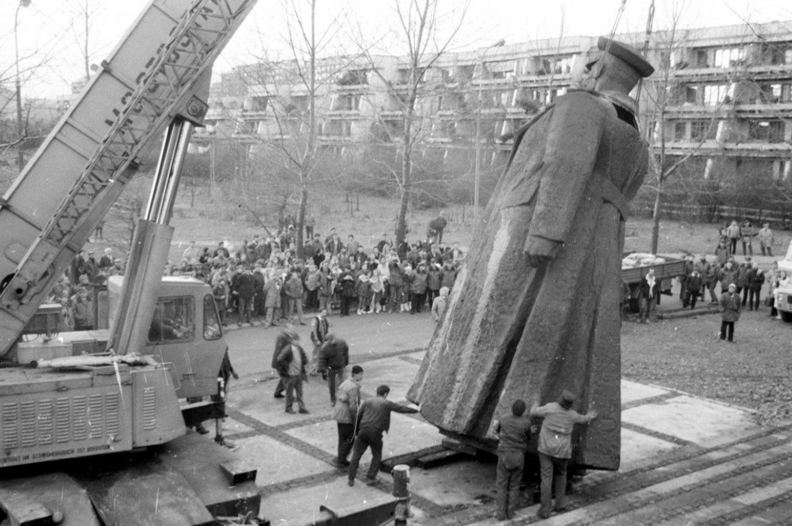 Ленин в польше. Памятник маршалу Коневу в Кракове. Памятник маршалу Коневу в Польше. Демонтаж памятников Сталину 1956. Краковский памятник Коневу в Кирове.