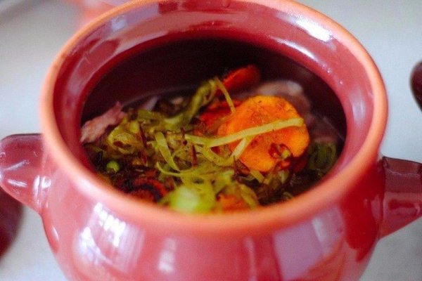 ЖАРКОЕ ИЗ КУРИЦЫ С ЧЕРНОСЛИВОМ В ГОРШОЧКЕ.Ингредиенты:Куриное бедро — 2 шт.Картофель — 4 шт.Помидоры ... - 4