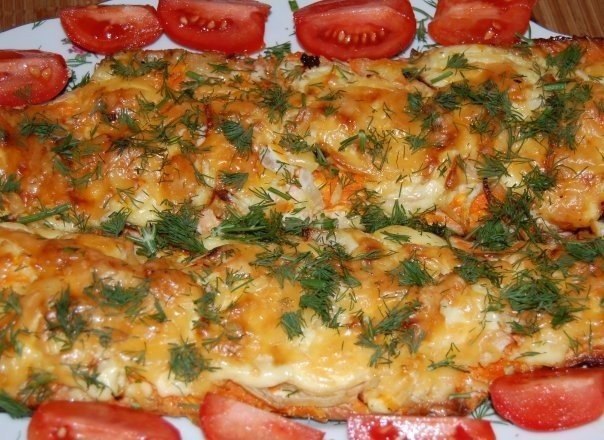 Рыба, запеченная с морковью и луком.У меня было филе горбуши на коже, муж купил уже разделанную ...