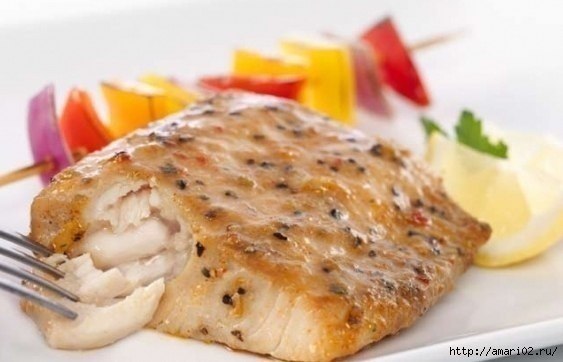 Готовим вкусного минтая. килограмм филе минтая, луковица, лавровый лист, душистый перец, пряности ...