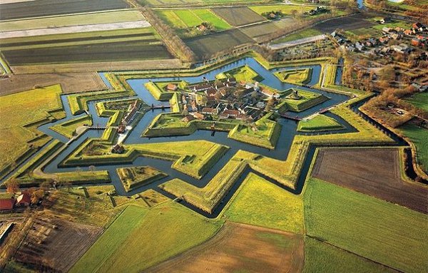 Форт в форме звезды в деревушке Bourtange в голландской провинции Гронинген