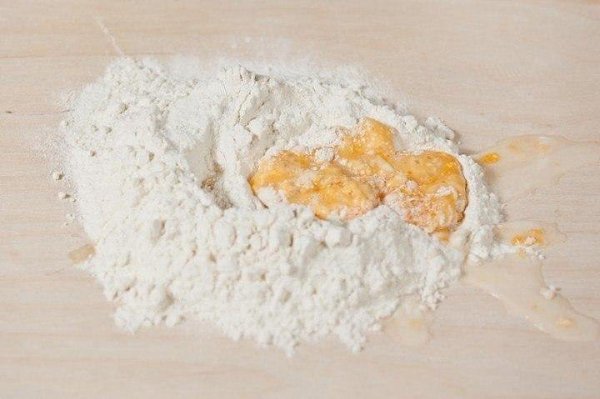 Пельмени.Ингредиенты:Говядина (или баранина) — 300 гЛук — 4 шт.СольПерецМука — 3 ст.Молоко коровье — ... - 4