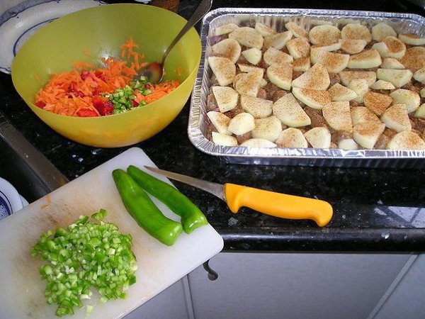 Мясо запеченное с консервированными грибами.Ингредиенты:Мясо - 1.5 кгЛук - 3 штГрибы ... - 4