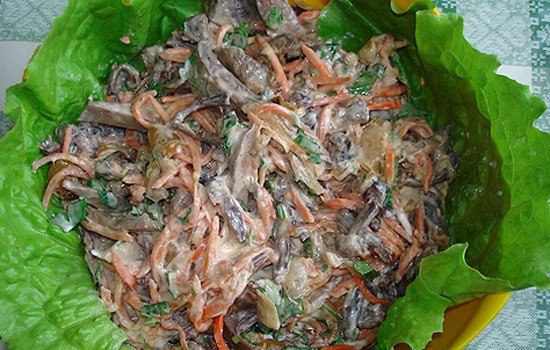 Салат с печенью.Печень 300гр.картофель 2 шт.солёные огурцы 2-4 шт.яйца 3 шт.морковь 2 ...