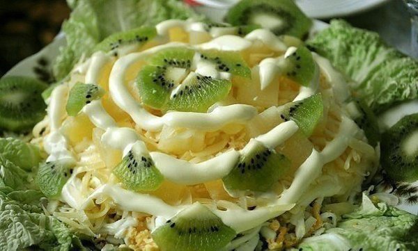 10 салатов с ГРИБАМИ! 1. Салат из куриного филе, свежих огурцов и консервированных шампиньонов ...