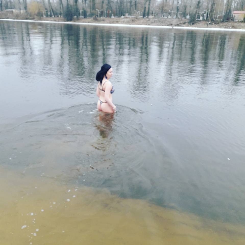Десногорск зимой купаются. Девушки купаются в октябре. Искупаться в Косьве. Балаково купаться зимой. Пока жена купалась