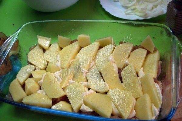 Куриная запеканка по-французски. Ингредиенты: Куриное филе - 400 грамм; Картофель - 2 шт; Лук - 1 ... - 4