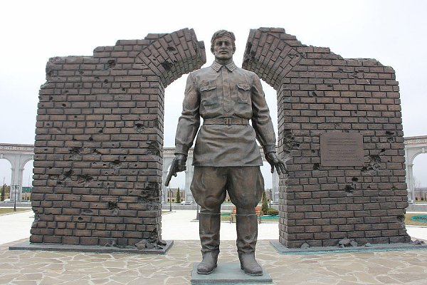 "Последний защитник Брестской крепости. У входа в подвал стоял невероятно худой, уже не имевший ...