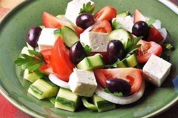 ТОП-7 вкусных салатов без майонеза.1. Салат овощной с маслинами и фетой.Ингредиенты:помидоры, ...