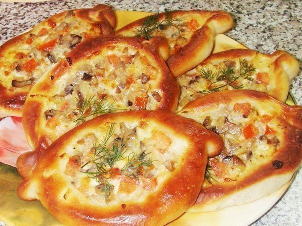 Пирожки-лодочки с грибами и сыром .Ингредиенты: Для теста: Молоко — 250 мл Сахар — 2 ч. л. Соль — 1 ...