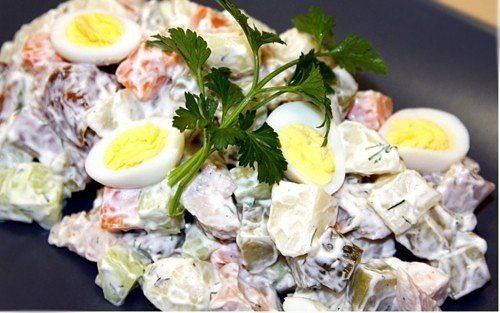 Салат «Чудо» с копченой курицей. Ингредиенты: 2 копченых куриных окорочка, 2 яйца, 200 г моркови ...