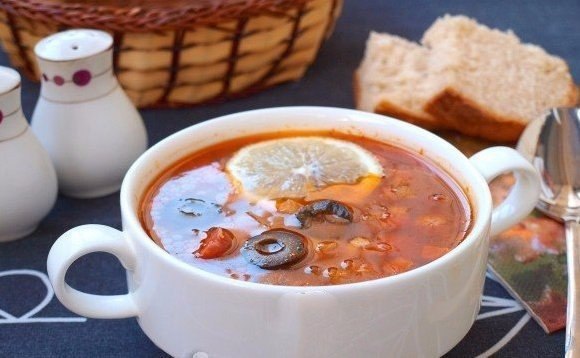 Солянка мясная. Мужчинам не устоять! Ингредиенты: Свинина мякоть - 300 г Колбаса варено-копчёная - ... - 6