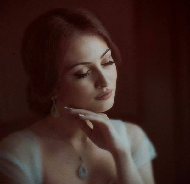 Не целуют тебя, да не балуют, И не носят охапки роз, Ты хоть раз находила мужчину, С которым ты не ...