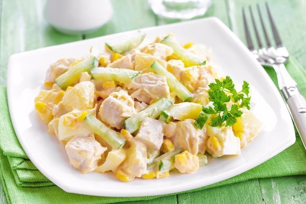 Салаты для стройной фигуры.1. Легкий салат с куриной грудкой и кукурузой Ингредиенты: - 2 куриных ...