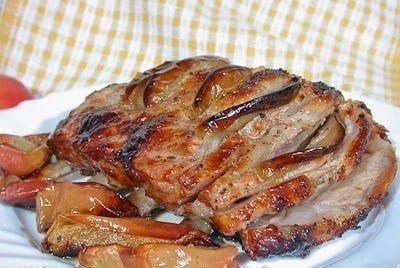 Корейка с яблоками.Ингредиенты: 1)Корейка свиная 800 гр., белка 224 гр., жира 114,4 гр., 1976 ккал. ...