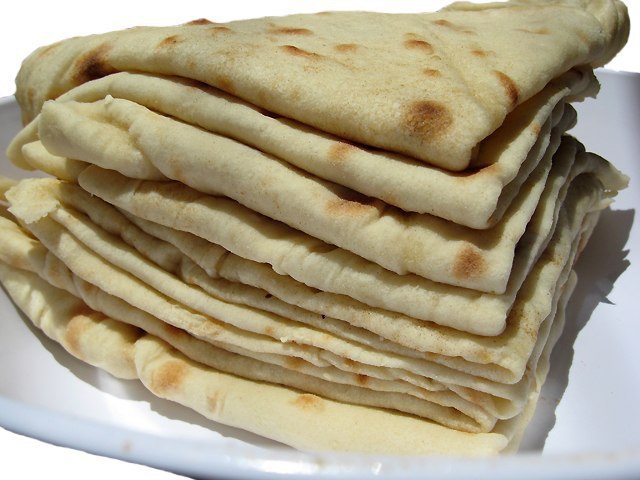 Армянский лаваш. Ингредиенты: • Вода - 1 стакан • Мука - 500 гр • Соль (по вкусу) • Дрожжи (свежие ...