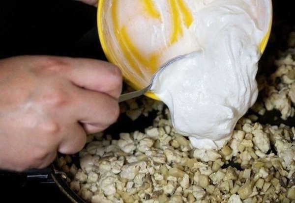 Шампиньоны с курицей и сыром. Ингредиенты: 500 г куриного филе 60 г феты 10 больших свежих ... - 3