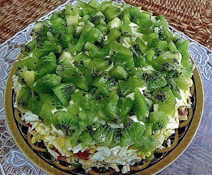 Салат *Изумрудная россыпь*.Ингредиенты:Куриное мясо - 400 г.Лук репчатый - 1 шт.Сыр - 100 г.Помидоры ...