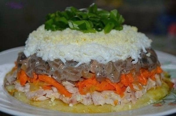 Топ-5 вкуснейших салатов.1. Салат с семгой Ингредиенты: соленая семга — 400 гр твердый сыр — 200 гр ... - 2