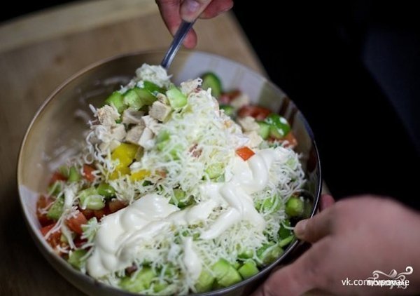 Салат с курицей и овощами.Ингредиенты:Куриное филе — 300 ГраммПерец болгарский — 1 ШтукаПомидоры — 3 ... - 5