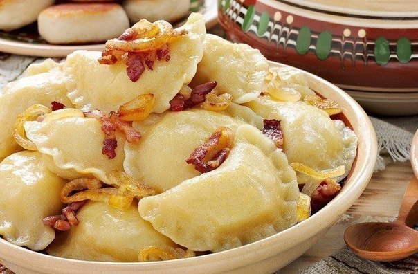 ВАРЕНИЧКИ....пальчики оближете:)Для теста:· 1 стакан горячей воды;· 2 ст. л. жирной сметаны;· 1 ст. ...