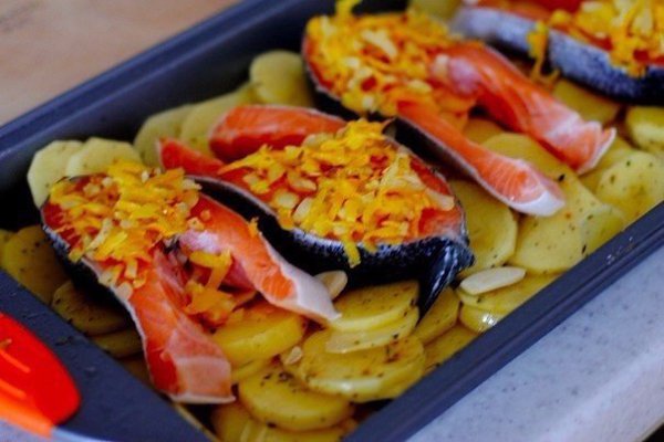 Форель под чесночным соусом, запеченная на картофельной