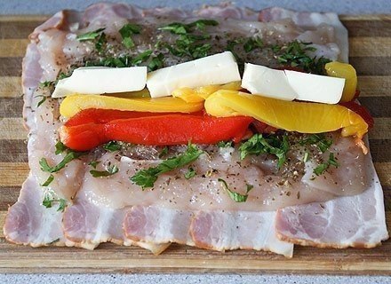Куриный рулет с перцем. Необыкновенно вкусный куриный рулет с начинкой из бекона, сыра и сладкого ... - 4