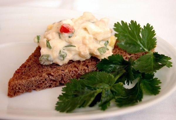 12 ЛУЧШИХ ПАСТ ДЛЯ БУТЕРБРОДОВ: БЫСТРО, ВКУСНО, ПОЛЕЗНО. 1. Из яиц и лука Натрите на крупной терке ... - 3