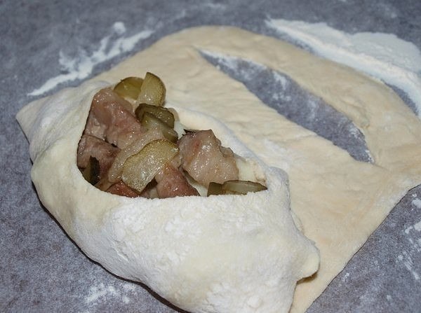 Лодочки из слоеного теста с картофелем, мясом и огурчиками.Ингредиенты:картофель - 1 кг.мясо ... - 5