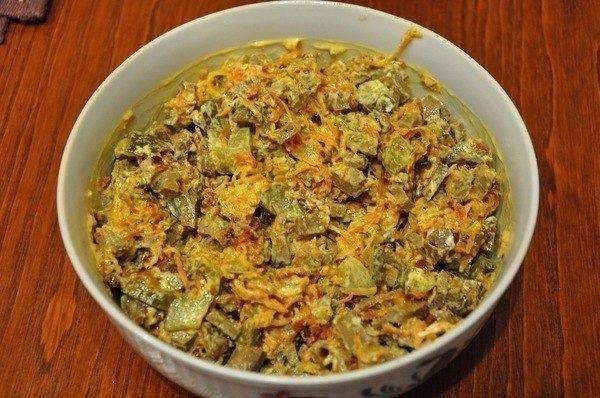 Салатик с печёночкой. Печёнка (варёная) + Жареная морковка с луком + Солёный огурчик!!! ням-ням !!!