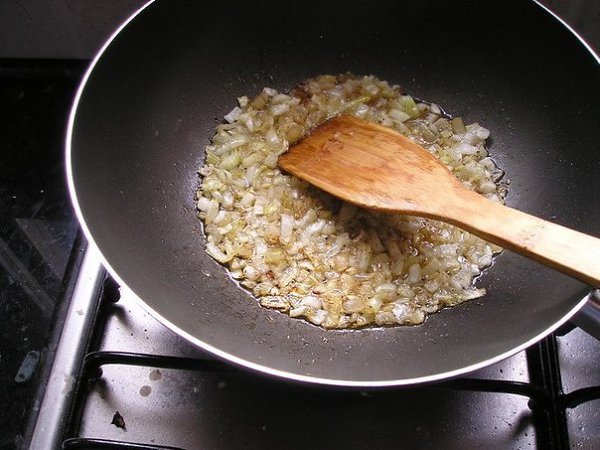 Мясо запеченное с консервированными грибами.Ингредиенты:Мясо - 1.5 кгЛук - 3 штГрибы ... - 2