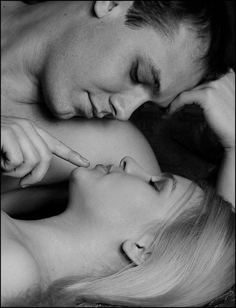 Мужчины страстно целуются. Страстный поцелуй. Нежный страстный поцелуй. Ночной поцелуй. В нежных объятьях.