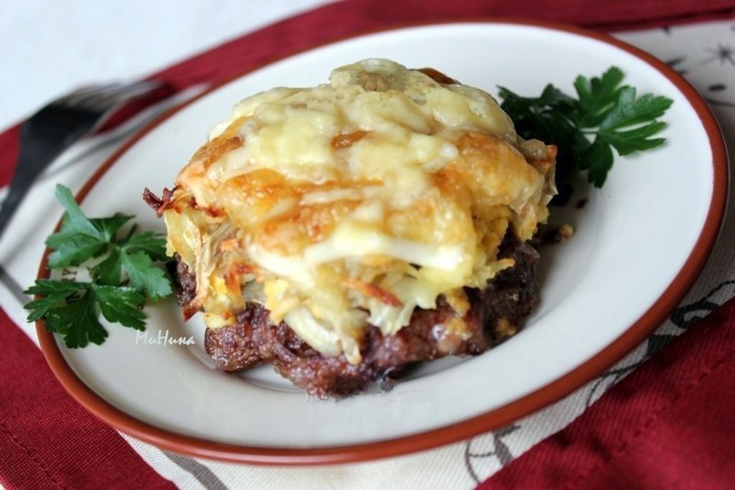 Стожки - блюдо из мясного фарша. Для приготовления стожков понадобится: фарш мясной - 0,5 кг; яйца ... - 4