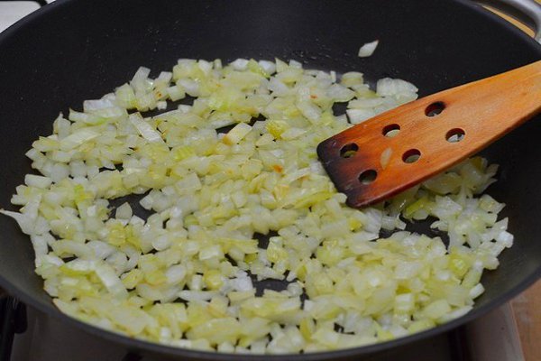Украинский борщ.Ингредиенты:Мясо свиное — 700 гСвёкла — 2 шт.Картофель — 6 шт.Капуста белокочанная — ... - 7