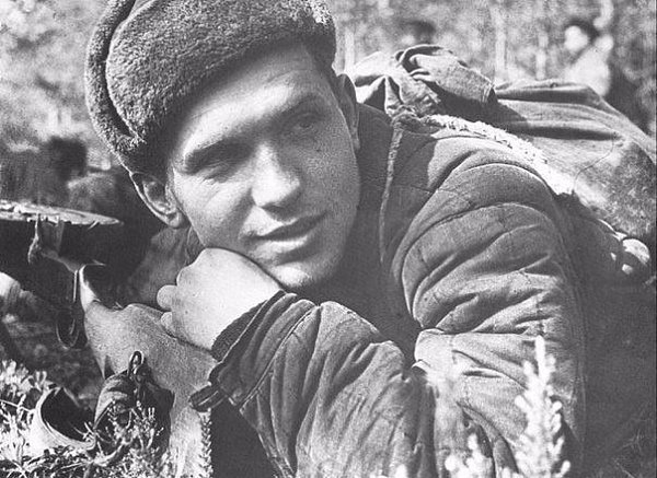 Пулеметчик 3-й Ленинградской партизанской бригады Алексей Гринчук у пулемета ДП-27. Подпись под ...