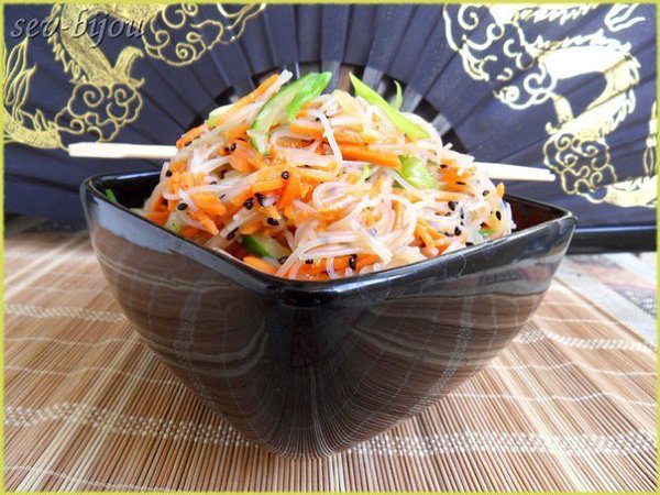 Салат с фунчозой по-корейски.Автор: Юлия ЛангвагенФунчоза 150 грМорковь по-корейски 200 грОгурец ...