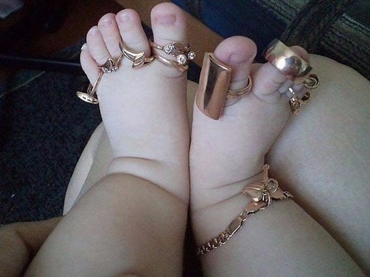 Не экономьте на подарках. Женщину украшает скромность, а не бедность)