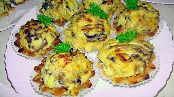Жюльен в тарталетках. Ингредиенты: Грудка куриная (вареная) — 400 г Шампиньоны (свежие) — 400 г Лук ...