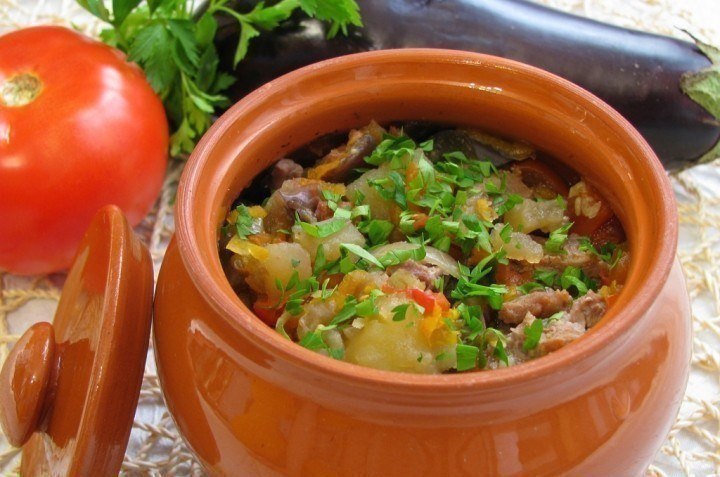 ТОР - 7 Вторые блюда в горшочках.1. Горшочки с мясом, фасолью и грибамиИнгредиенты500 г говядины ...