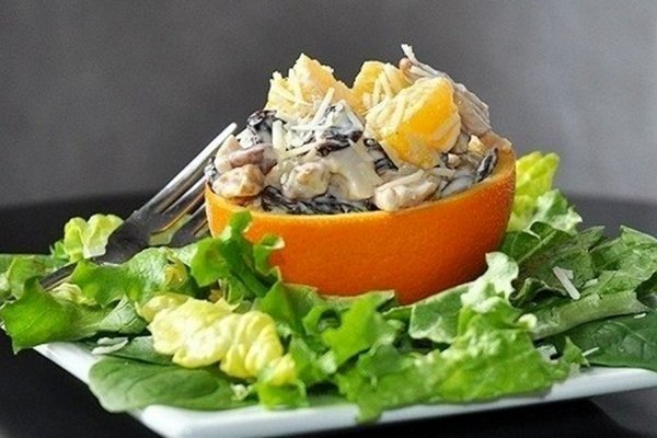 Куриный салат с вишней в апельсине. курица 150 г апельсин 1 шт. вишня сушеная 1/2 стакана орехи ...