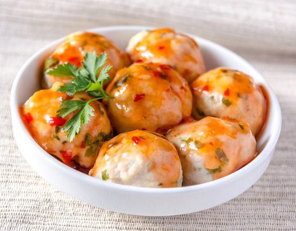 Куриные фрикадельки в томатном соусе.на 100грамм - 89.73 ккалБ/Ж/У - 16.07/1.33/2.42 Ингредиенты: ...