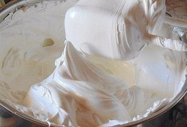 САМЫЙ ВКУСНЫЙ КРЕМ ДЛЯ ТОРТОВ.Ингредиенты: Белок яичный (если мелкие, то 5шт.) — 4 шт Сахар — 1 ... - 5