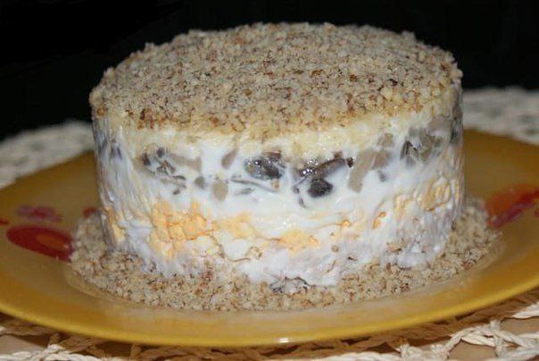 ))).Салат с курицей и грецкими орехамиИнгредиенты:-Филе куриное - 150 г-Яйца - 2 шт-Грибы - 100 ...