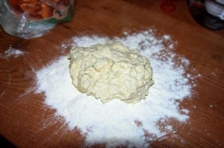 Пицца на тонкой основе. Тесто Вода — 125 гр. Соль — 1/4 чайной ложки Масло — 1 столовая ложка Дрожжи ... - 2